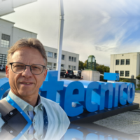 Wolfgang Reichel in front of the Higher Technical Institute building