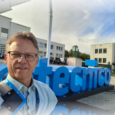 Wolfgang Reichel in front of the Higher Technical Institute building