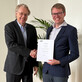 Benjamin Unger (right) receives his certificate of appointment from KIT President Jan Hesthaven (left).